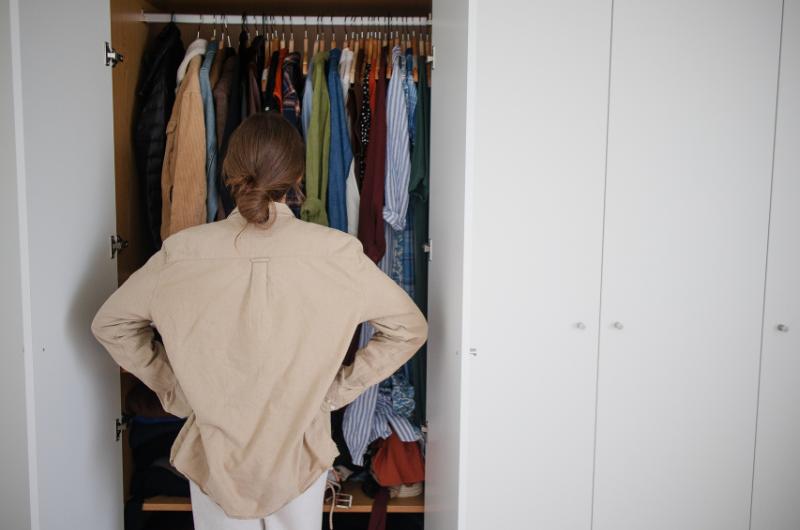 Zápach ze skříně trápí tisíce domácností. Tyto triky ho odstraní jednou provždy