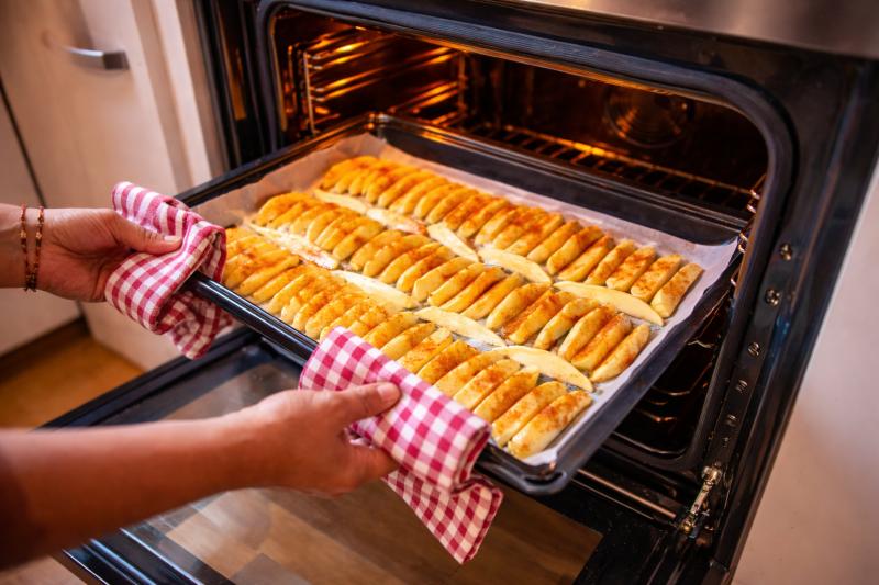 Ne ve vodě, ale v mléce. Tenhle trik změní pečené brambory k nepoznání