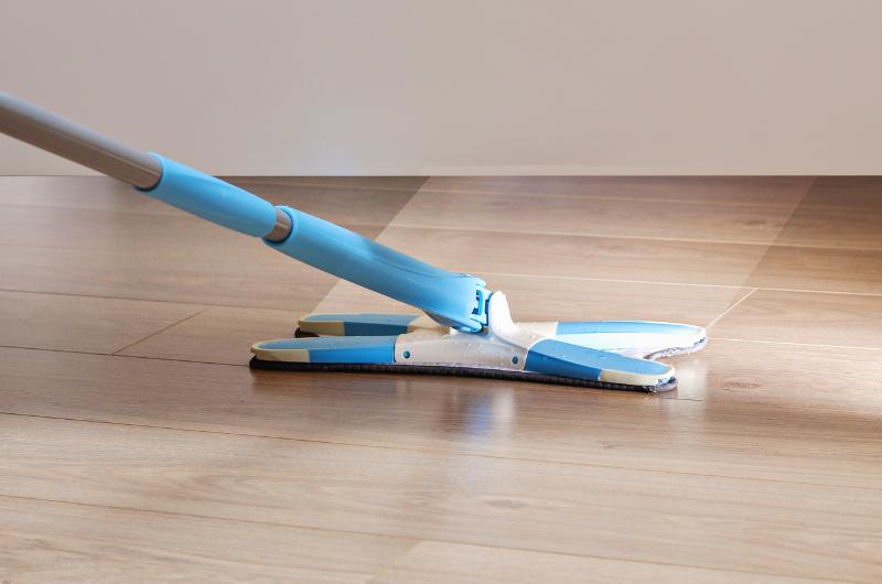 Přidáte jednu věc do vody a prach zmizí na dny. Podlaha se bude lesknout jako sklo