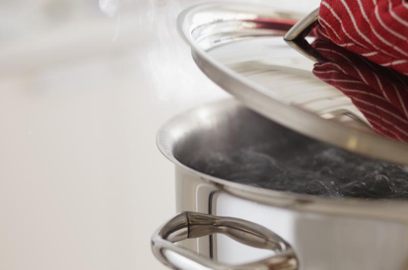 Malý detail, který rozhoduje. Kdy vařit s pokličkou a kdy ji raději sundat