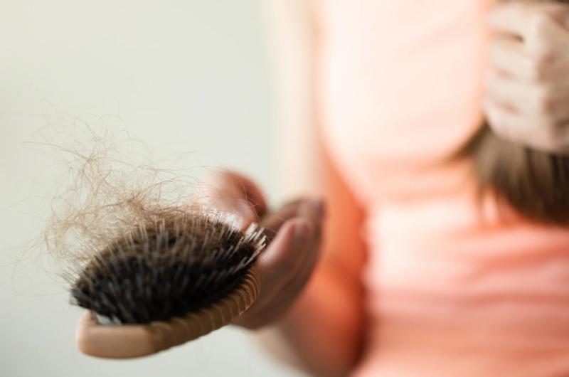 Zdravé vlasy začínají na talíři. Klíčové živiny, které omezí padání