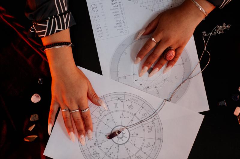 Retrográdní Merkur 2026 klepe na dveře: Proč se minulost znovu ozve právě teď?