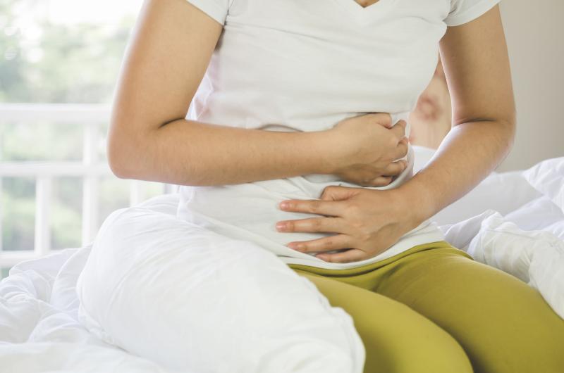 Ranní návyk, který snižuje nadýmání, únavu i těžké nohy – trvá 60 sekund a změní celý den