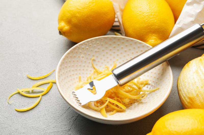 Kůru z citronu běžně házíte do koše. Na zahradě přitom dokáže zázraky