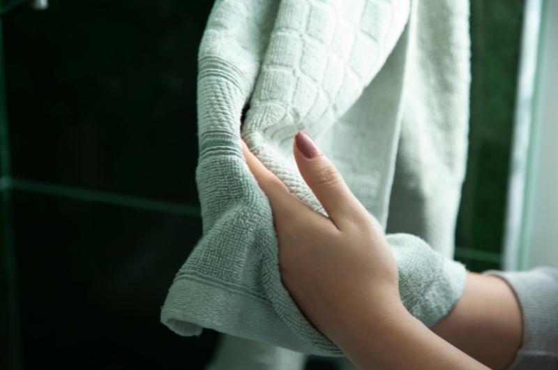 Ručník na ruce hromadí více bakterií než WC mísa. Téměř nikdo ho nepere správně