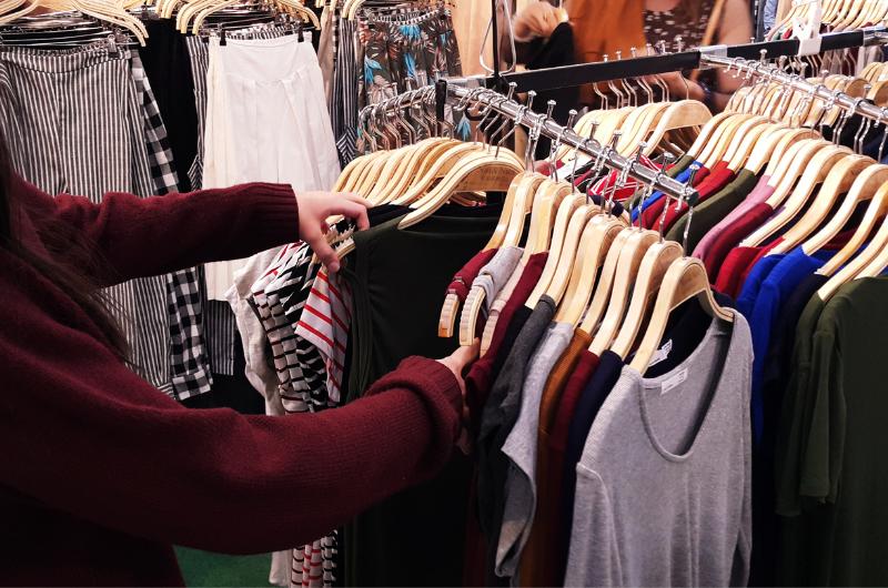Proč byste měli prát nové oblečení před nošením? Důvod vás možná zaskočí