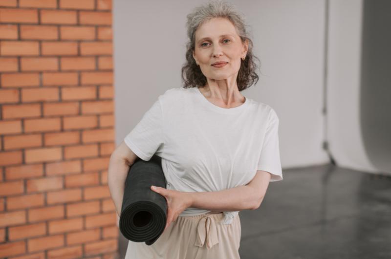 Tyto 3 jednoduché cviky nastartují krevní oběh: Pleť rozzáří a tělo zpevní