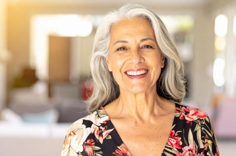 Šediny už nepřidávají roky: Tenhle střih podle tvaru obličeje vás omladí