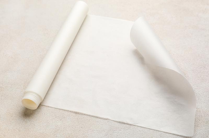 Pečicí papír není jen na pečení. V koupelně odstraní skvrny a vrátí lesk během minut