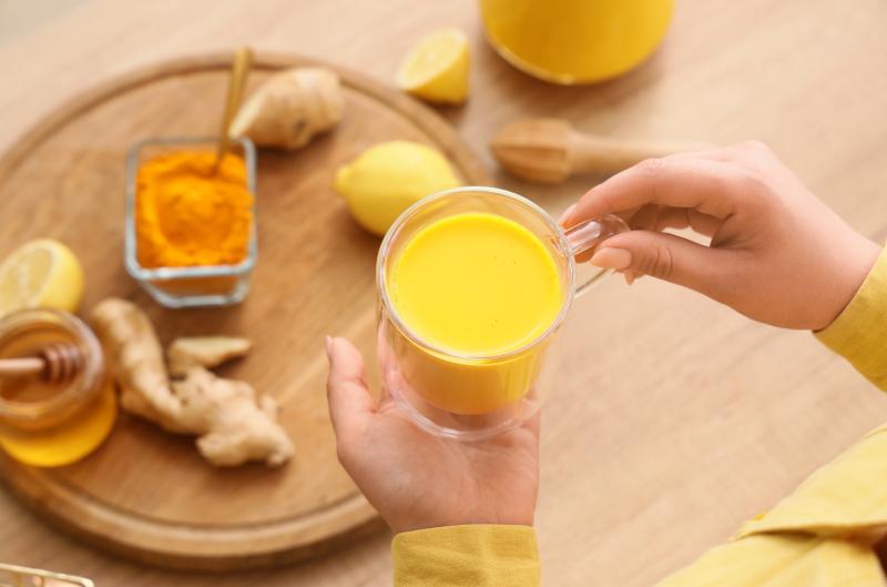 Přírodní ibuprofen z vaší kuchyně: 3 druhy koření, které po padesátce zachrání vaše klouby