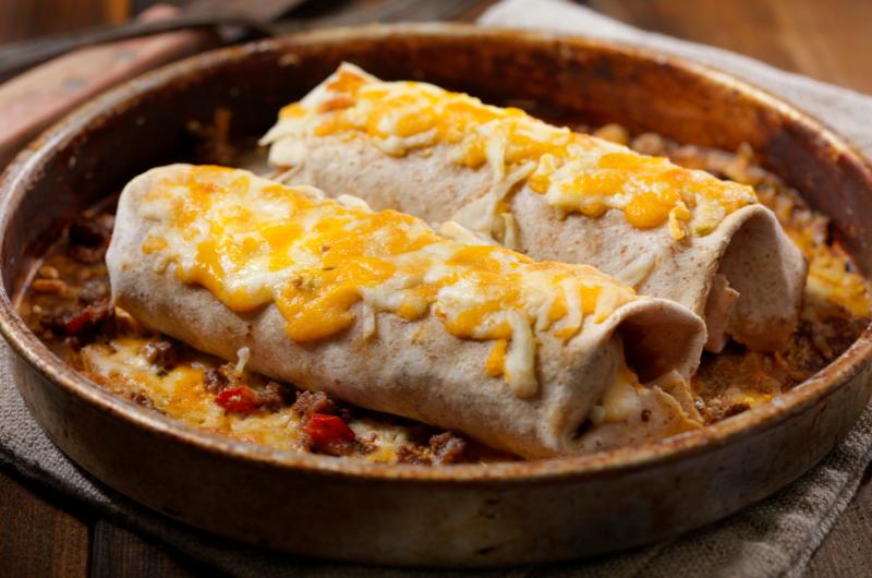 Zapečené burrito z trouby: rychlá večeře z tortill, sýra a šunky