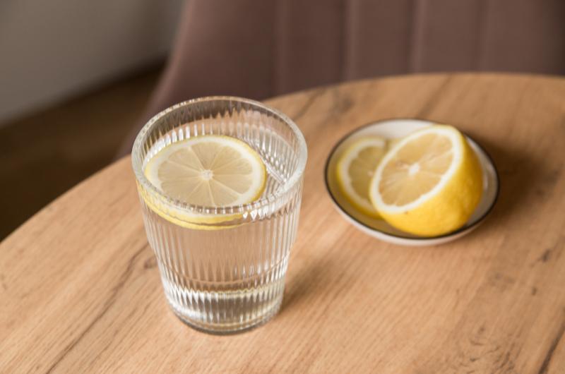 Pila vodu s citronem každé ráno. Po týdnu si všimla změny, kterou nečekala
