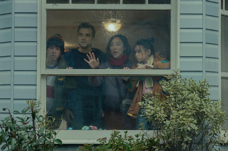 Rodina nemůže opustit vlastní dům. Nový film The Last House na Netflixu staví na děsivě jednoduchém nápadu