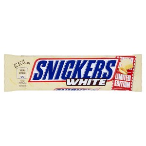 Snickers Bílá čokoláda plněná nugátem, karamelem a praženými arašidy 49g v akci