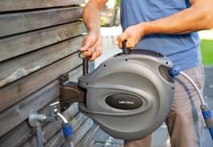 LUX-TOOLS NÁSTĚNNÝ BOX ASR-20 SE SAMONAVÍJECÍ HADICÍ 13 MM (1/2")