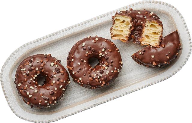 Cronut s tmavou polevou