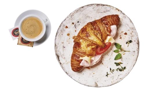 Espresso + šunkový croissant, 100 KS