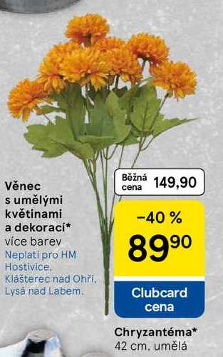 Věnec s umělými květinami a dekorací, více barev