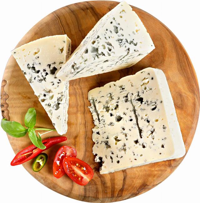 Jihočeská niva přírodní zrající sýr s modrou plísní uvnitř hmoty