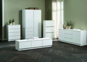 2) Šatní skříň: Vnitřek skříně