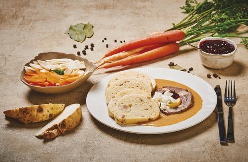 Svíčková na smetaně s hovězím masem a houskovými knedlíky