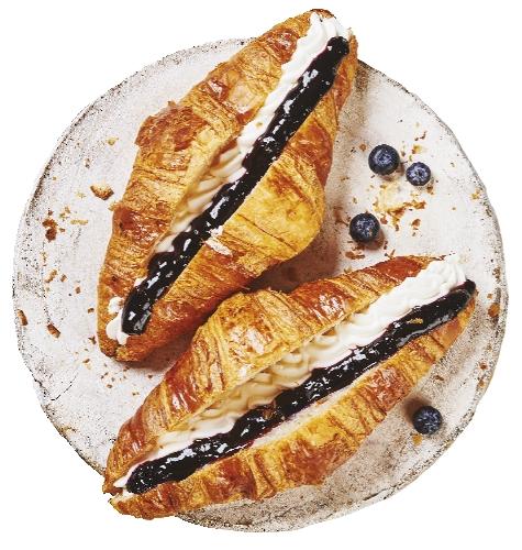 Croissant se šlehačkou a borůvkovou náplní, 140 g