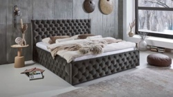 14: Čalouněná postel