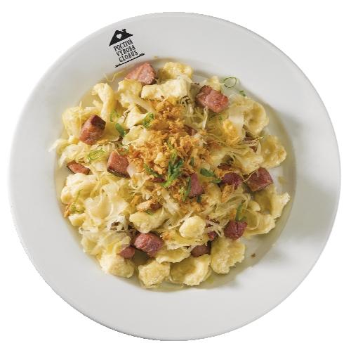 Halušky s uzeným masem, zelím a cibulkou