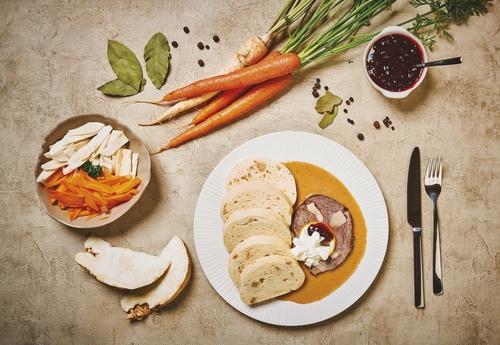 Svíčková na smetaně s hovězím masem a houskovými knedlíky