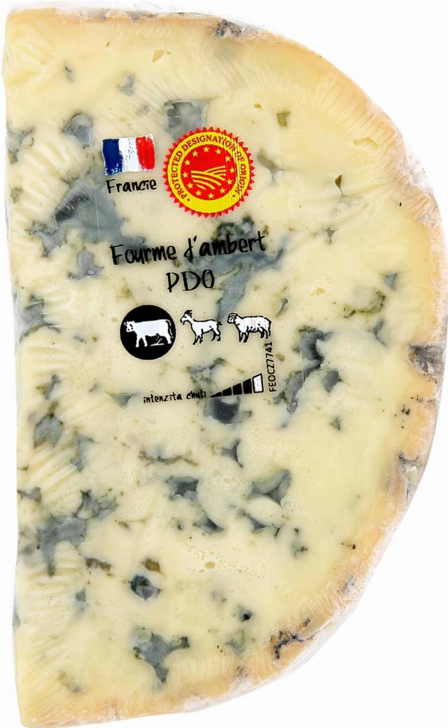 Fourme d'Ambert DOP sýr s modrou plísní uvnitř hmoty