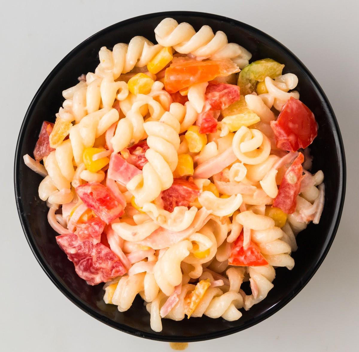 Těstovinový salát s kukuřicí, 1 kg