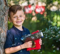 SVĚTELKUJÍCÍ BLASTER SE SVĚTELNÝMI EFEKTY A PROUDEM BUBLIN Bambule
